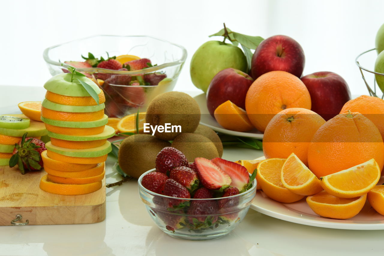 CLOSE-UP OF FRESH FRUITS IN BOWL