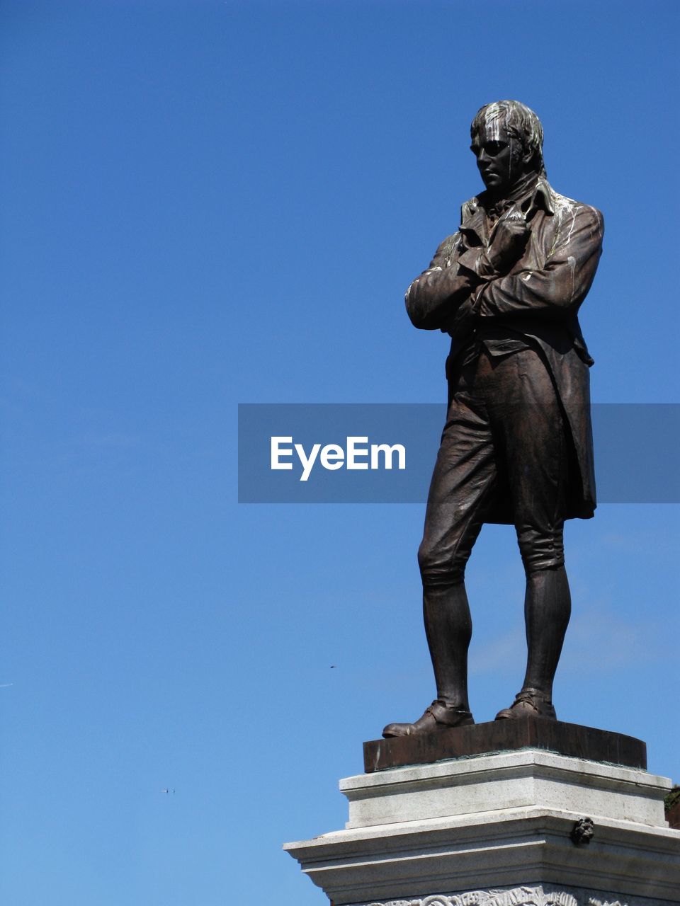 LOW ANGLE VIEW OF STATUE AGAINST SKY