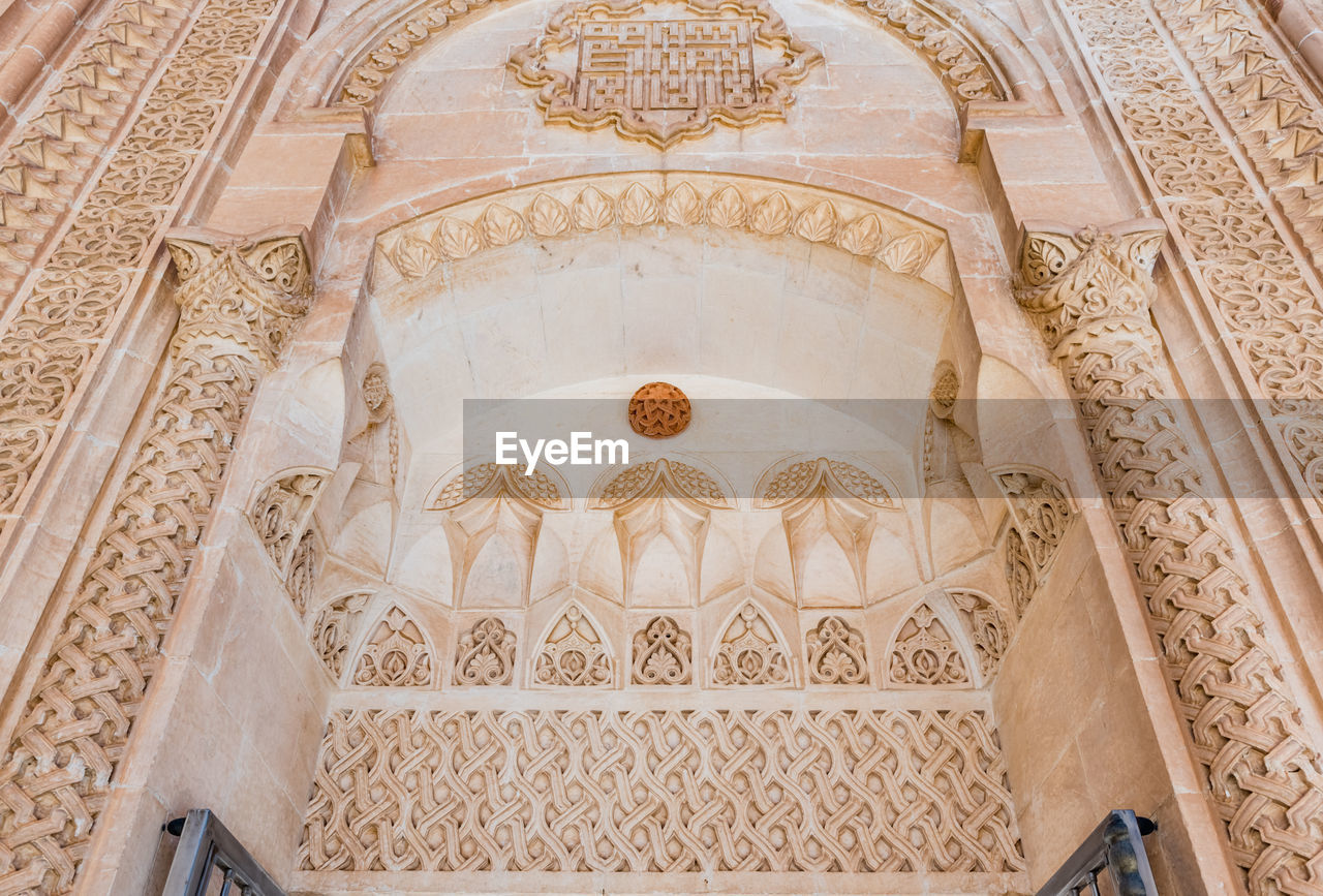 LOW ANGLE VIEW OF ORNATE CEILING OF BUILDING