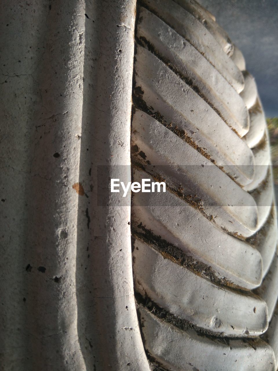 CLOSE-UP OF OLD BICYCLE WHEEL