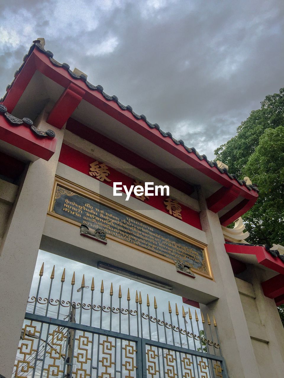 LOW ANGLE VIEW OF BUILDING AGAINST CLOUDY SKY