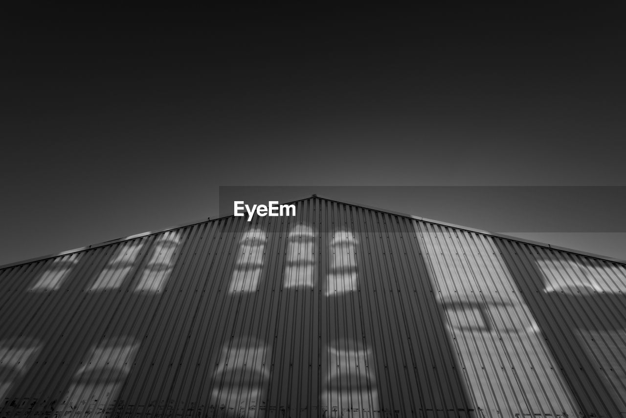 LOW ANGLE VIEW OF BUILT STRUCTURE AGAINST THE SKY