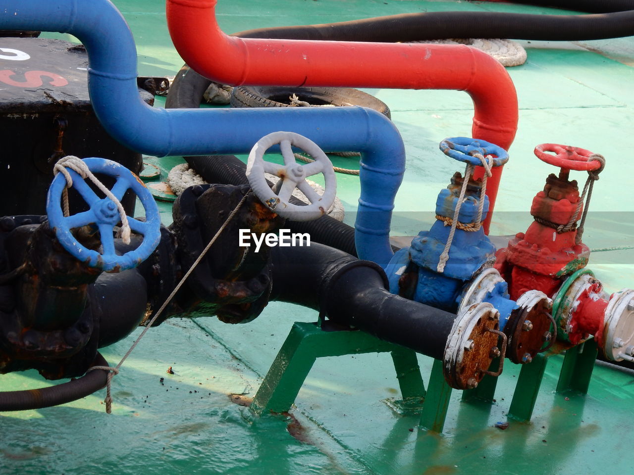 Hydrolic pumps onboard a vessel