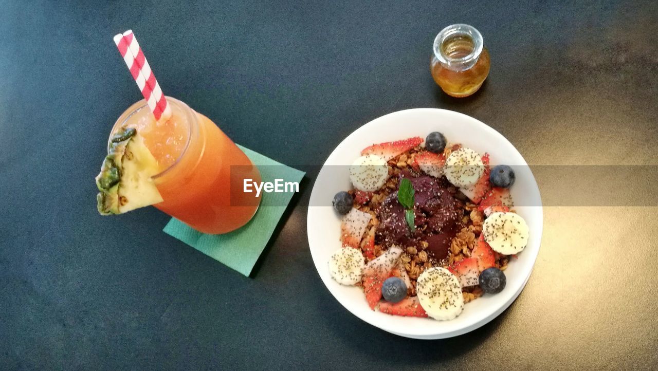 HIGH ANGLE VIEW OF FOOD IN PLATE ON TABLE