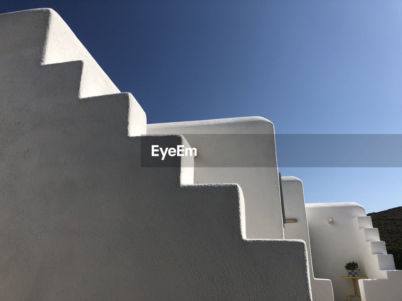 LOW ANGLE VIEW OF BUILDING AGAINST CLEAR BLUE SKY