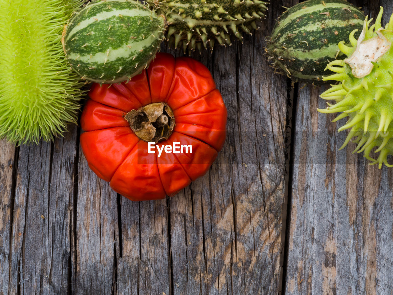 HIGH ANGLE VIEW OF PUMPKIN ON WOOD