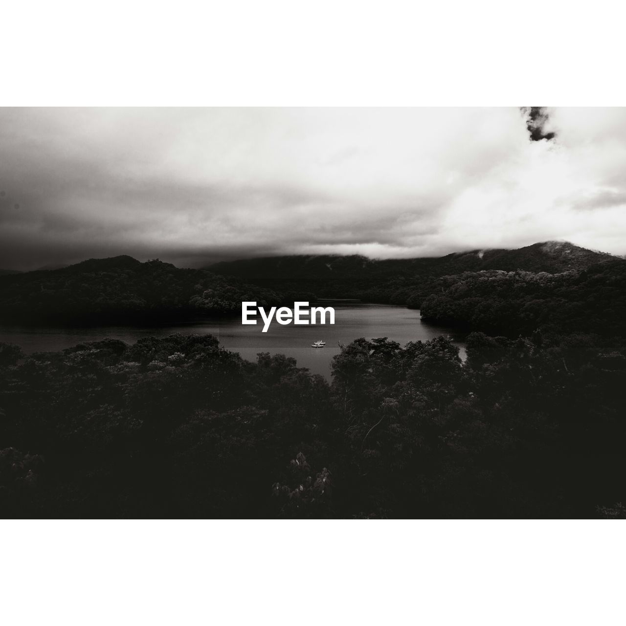 SCENIC VIEW OF RIVER AMIDST MOUNTAINS AGAINST SKY