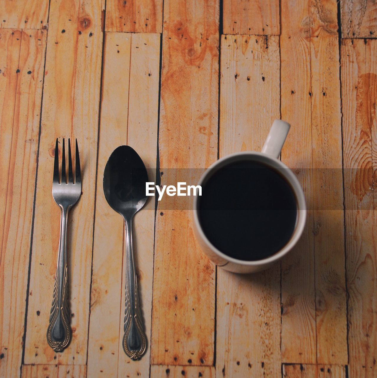 HIGH ANGLE VIEW OF COFFEE AND CUP ON TABLE