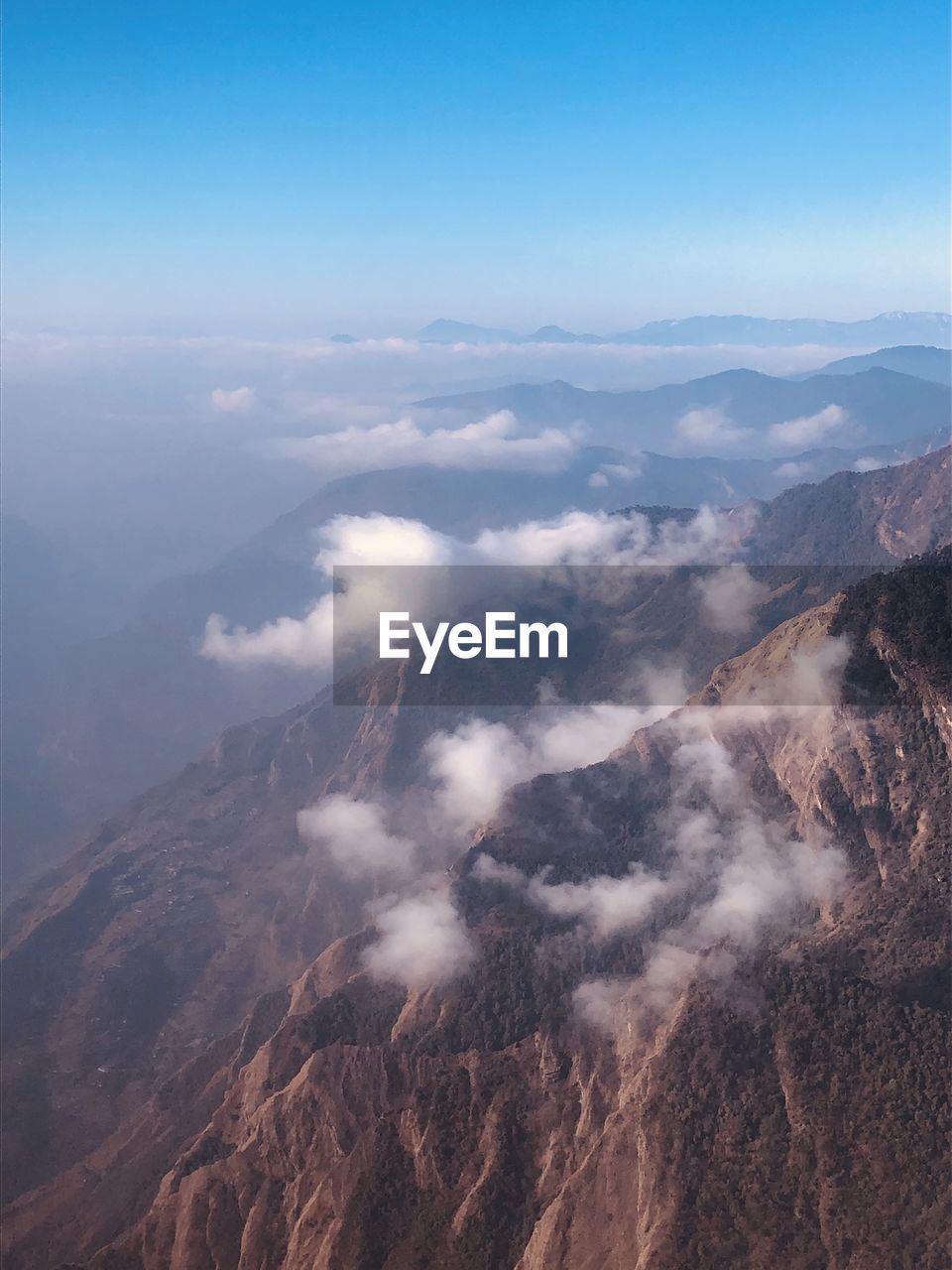 Beautiful views of mountains and buildings on the annapurna circuit in nepal.