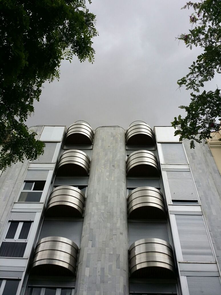 LOW ANGLE VIEW OF MODERN BUILDING AGAINST SKY