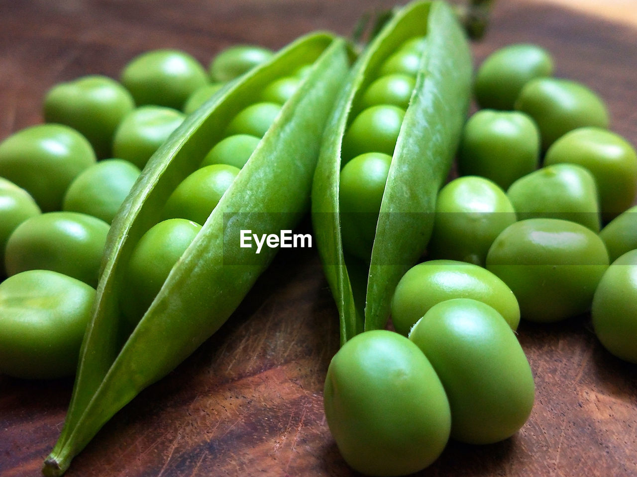 HIGH ANGLE VIEW OF GREEN CHILI ON TABLE