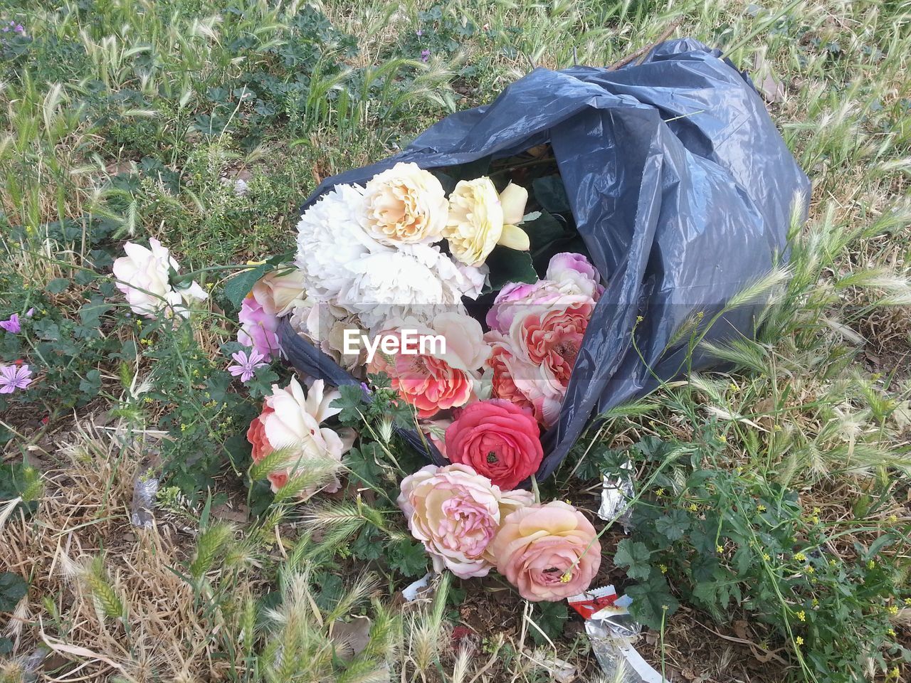 HIGH ANGLE VIEW OF ROSE BOUQUET