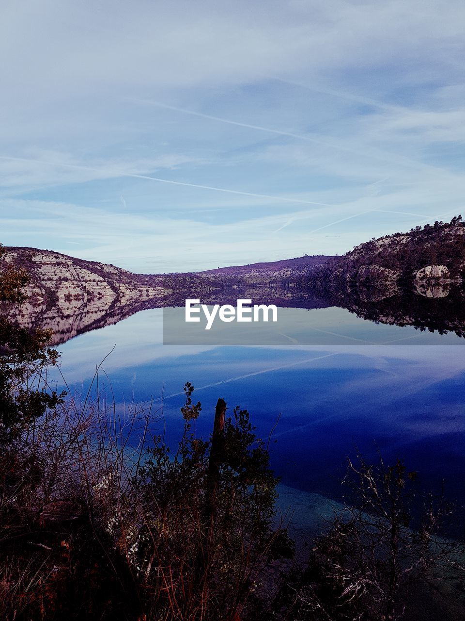 SCENIC VIEW OF LAKE AND TREES AGAINST SKY