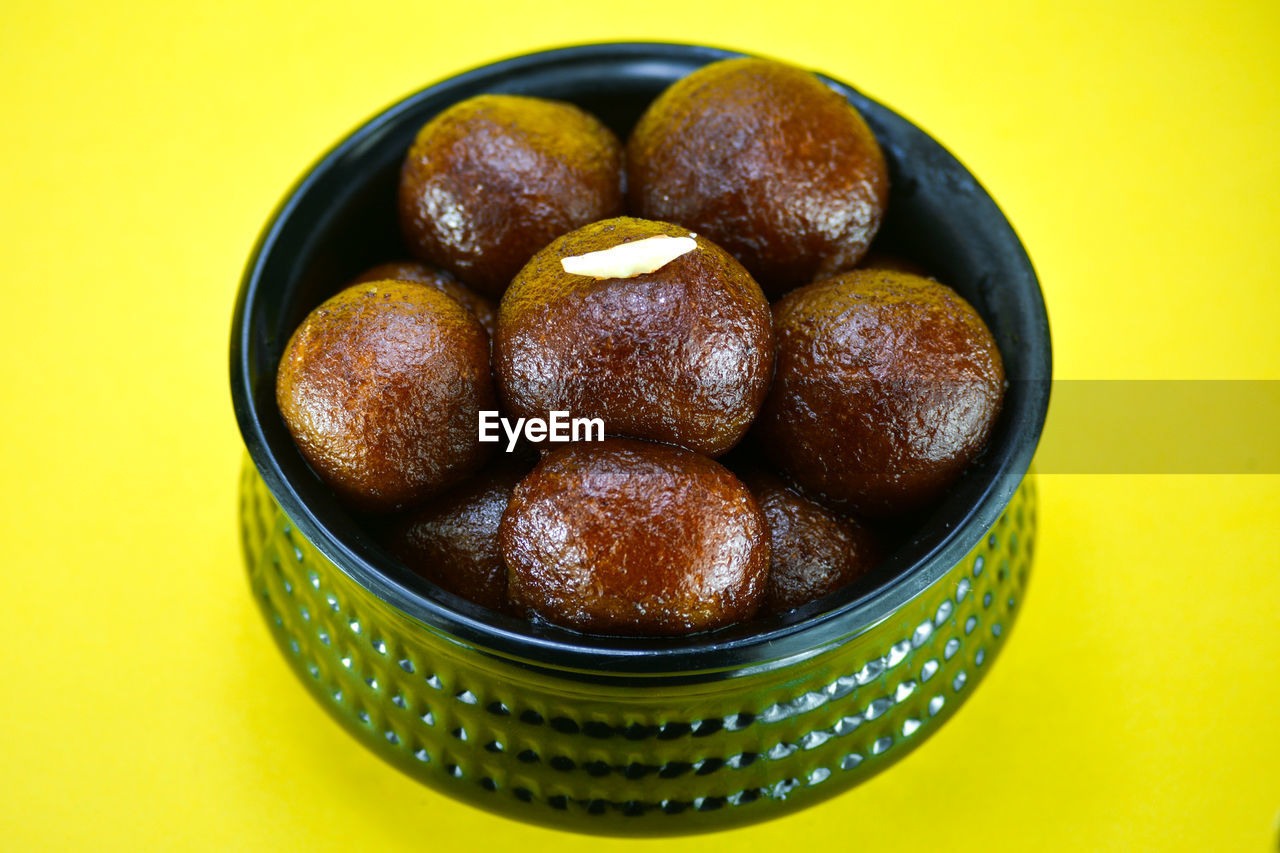 HIGH ANGLE VIEW OF DESSERT IN BOWL