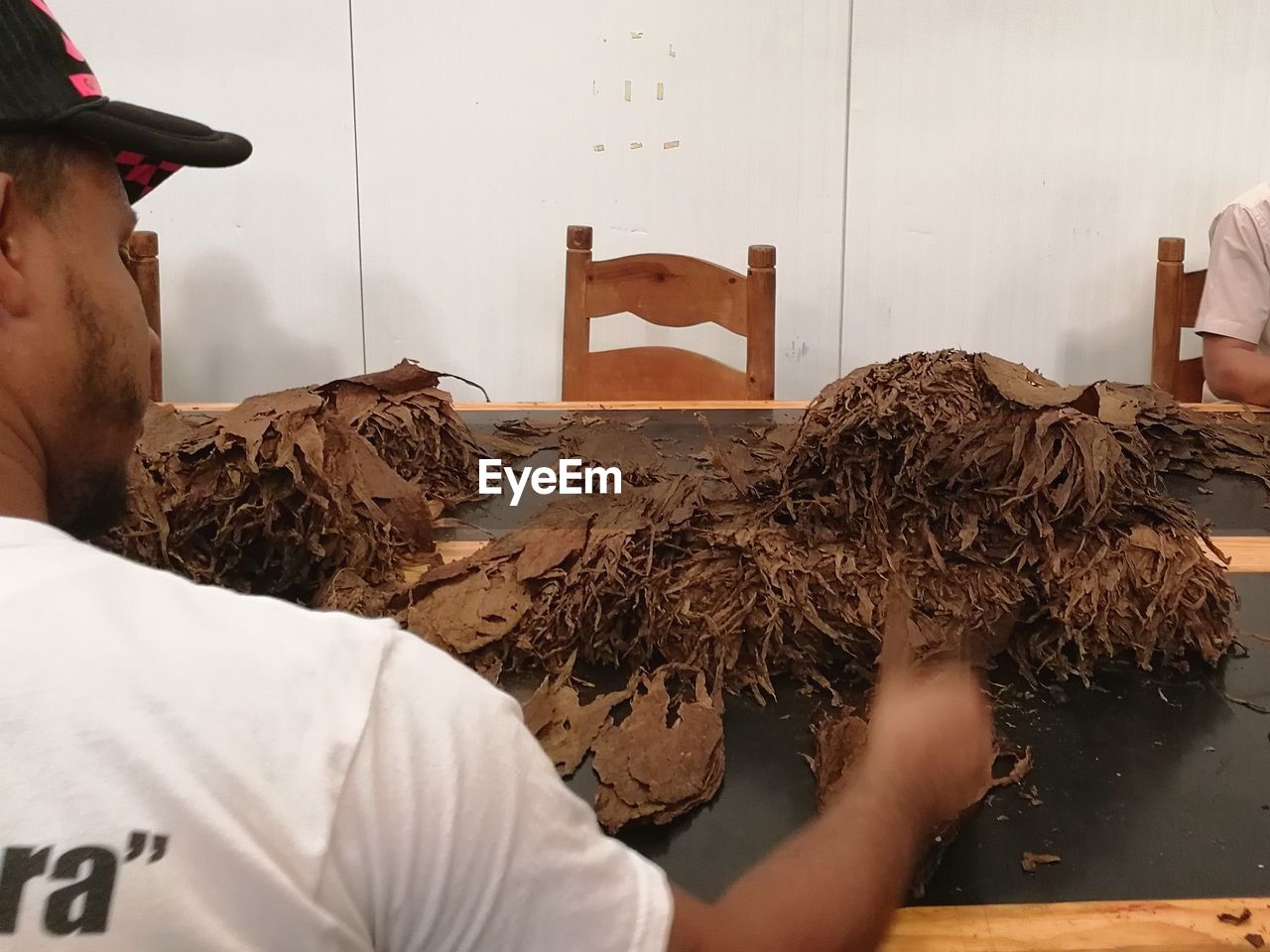 MIDSECTION OF MAN IN KITCHEN