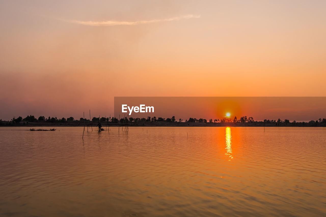 SCENIC VIEW OF LAKE AGAINST SKY DURING SUNSET