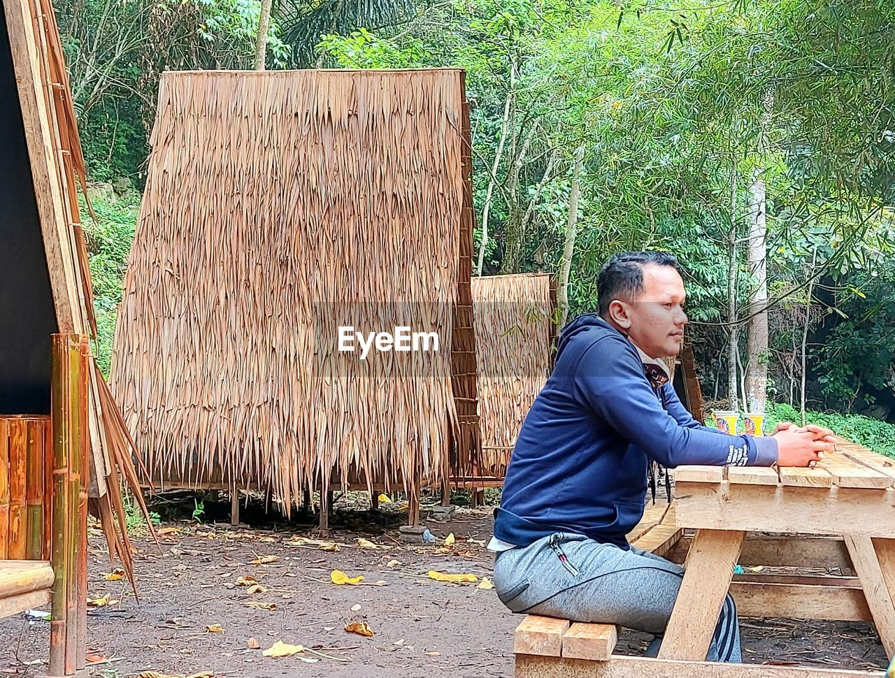 FULL LENGTH SIDE VIEW OF MAN IN YARD