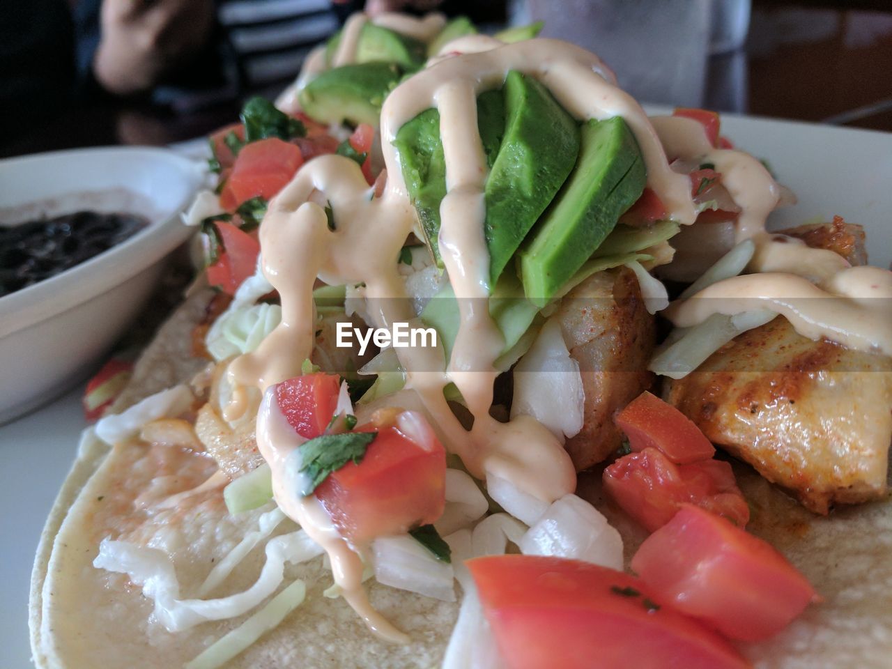 CLOSE-UP OF SALAD AND VEGETABLES IN PLATE