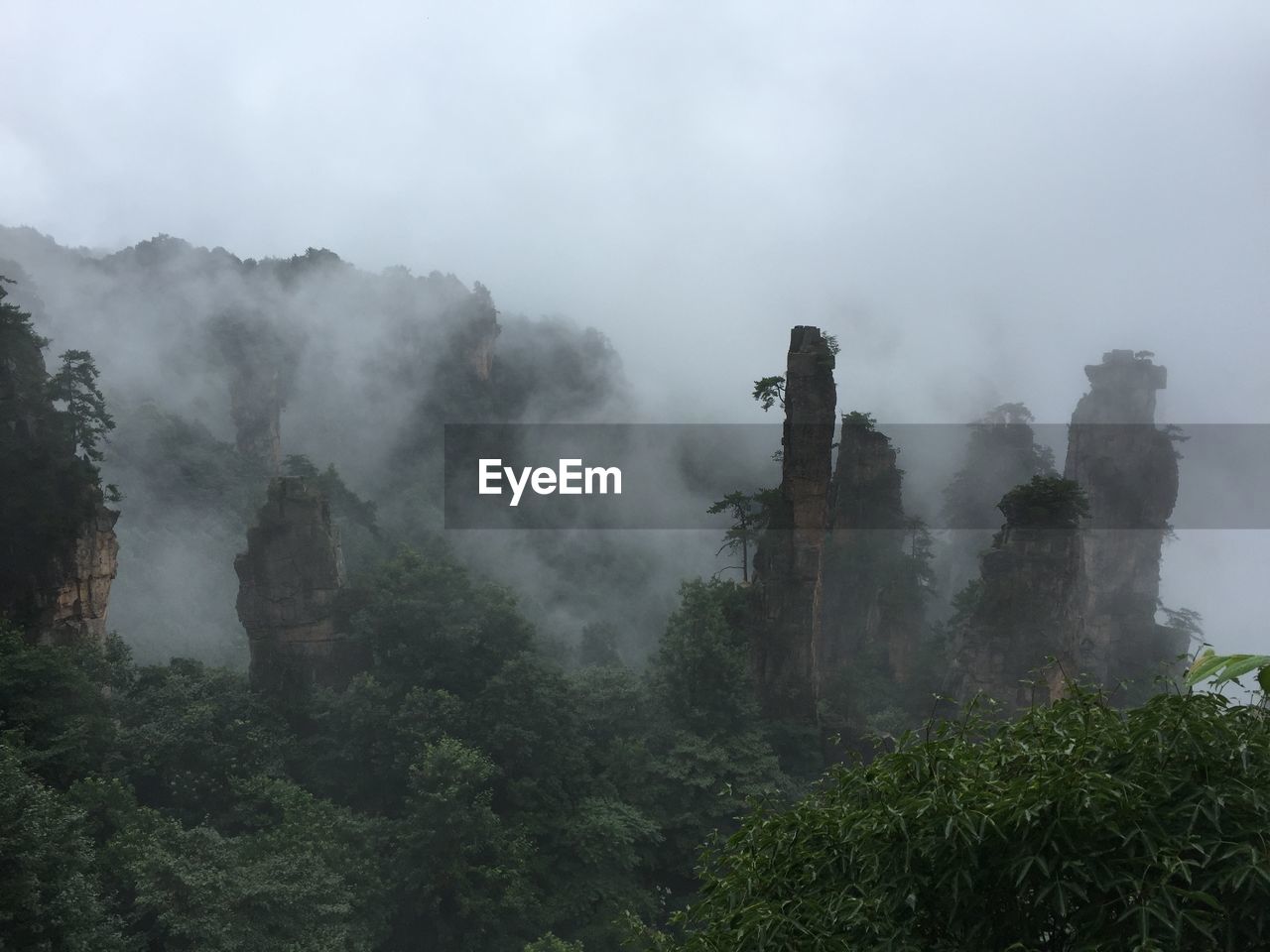 SCENIC VIEW OF MOUNTAINS IN FOGGY WEATHER
