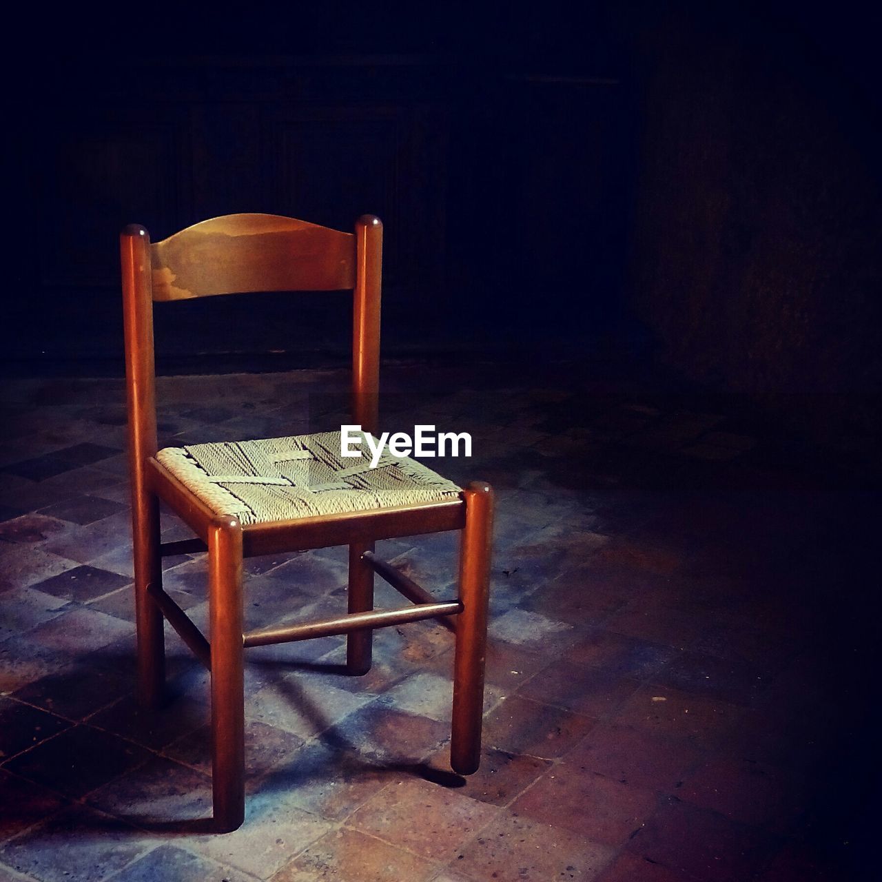 HIGH ANGLE VIEW OF CHAIRS AND TABLE ON ABANDONED CHAIR