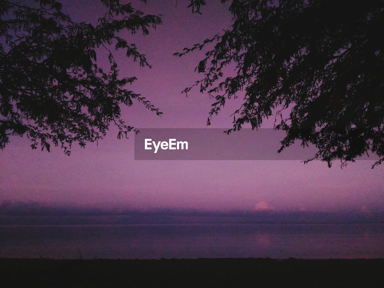 SCENIC VIEW OF LAKE AGAINST SKY AT NIGHT