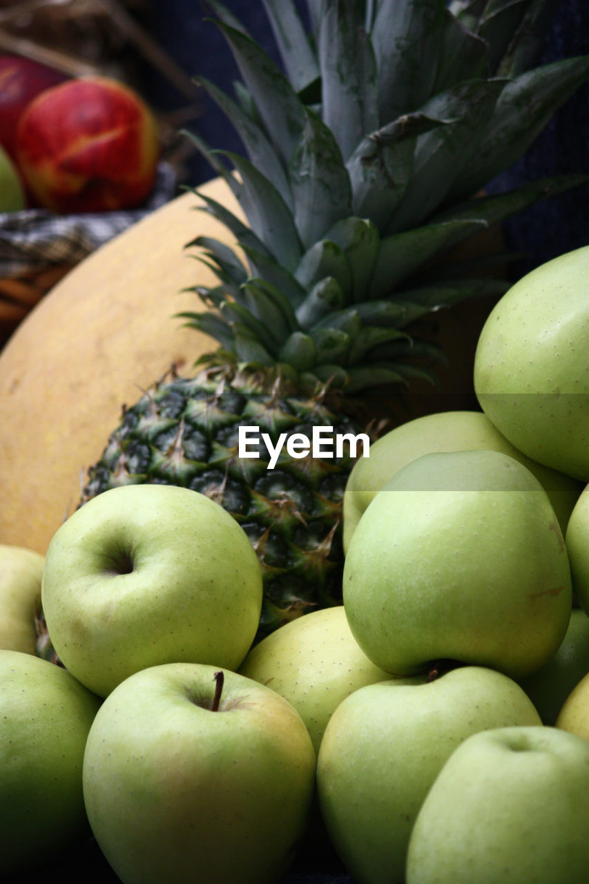 CLOSE-UP OF APPLES IN MARKET