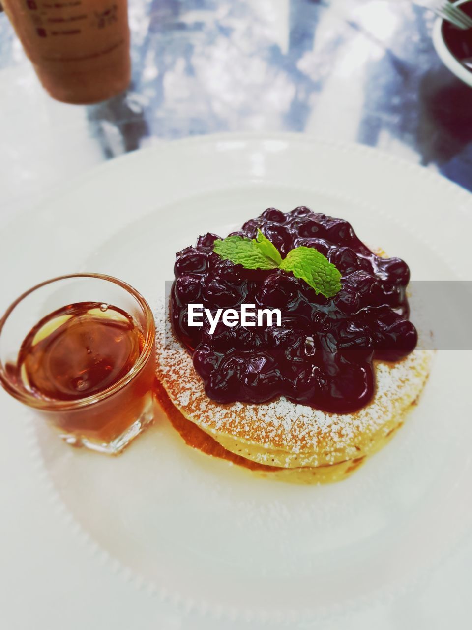 HIGH ANGLE VIEW OF CAKE ON PLATE