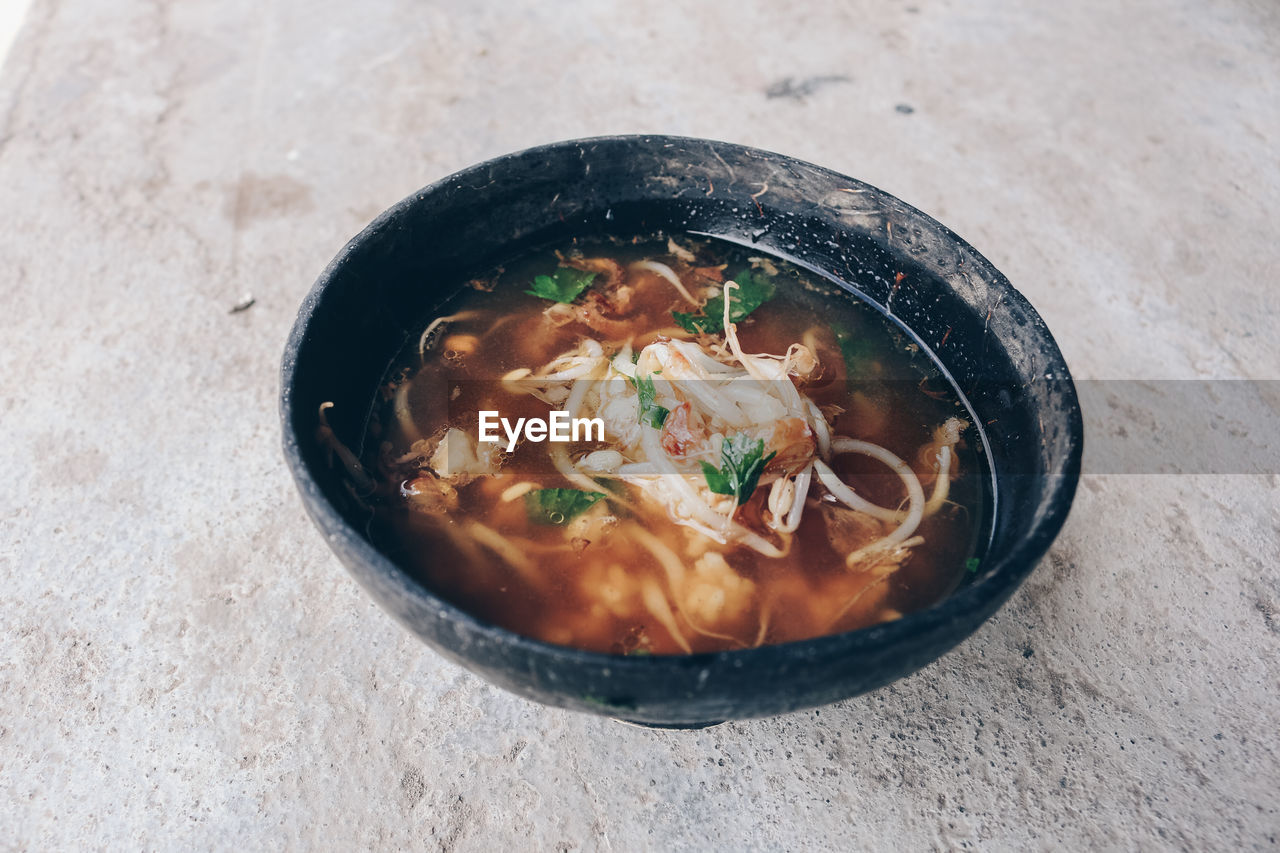 HIGH ANGLE VIEW OF FRESH SOUP IN BOWL