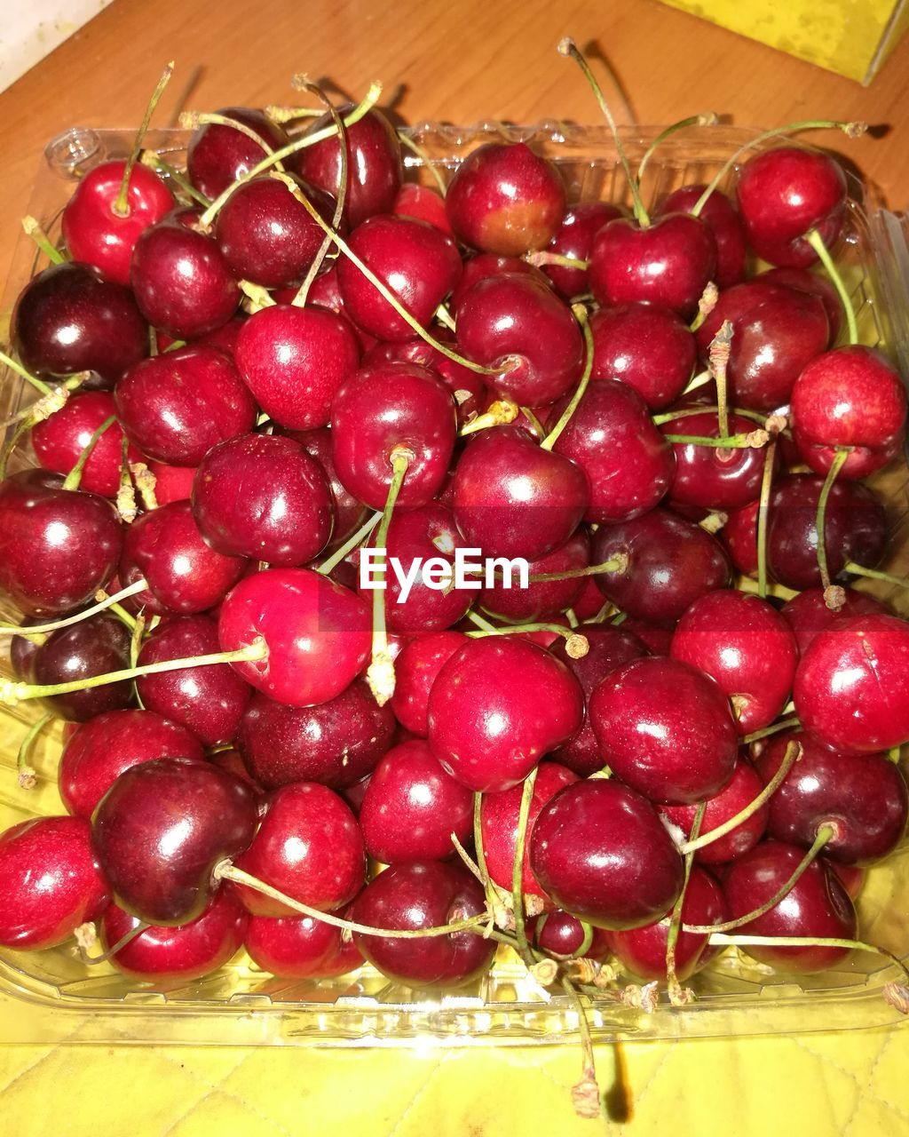 Close-up of cherries in bowl on table