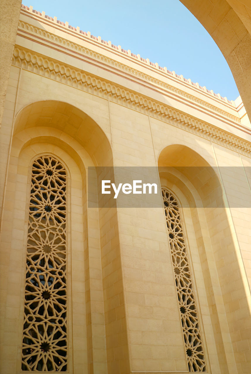 Beautiful detail of the al fateh grand mosque in manama, the capital city of bahrain