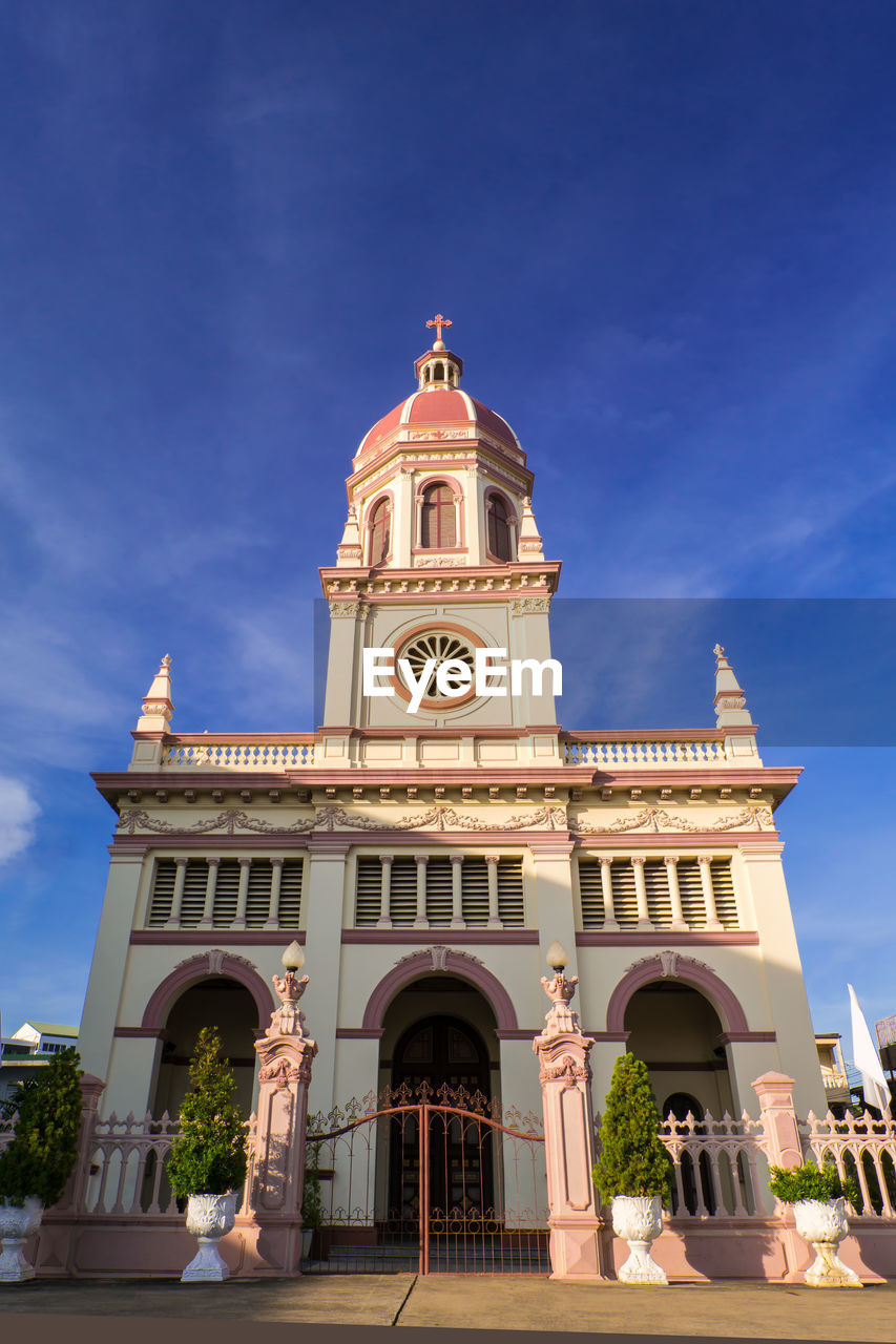 LOW ANGLE VIEW OF BUILT STRUCTURE AGAINST BLUE SKY