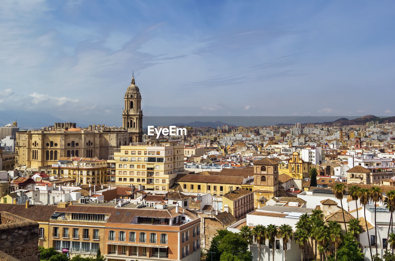 HIGH ANGLE VIEW OF TOWNSCAPE AGAINST SKY IN CITY