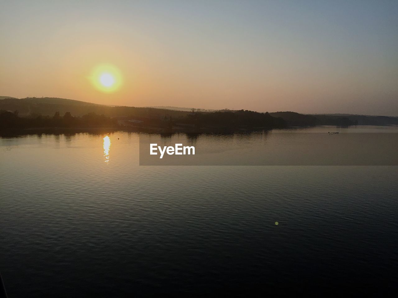 IDYLLIC VIEW OF LAKE AGAINST SKY DURING SUNSET