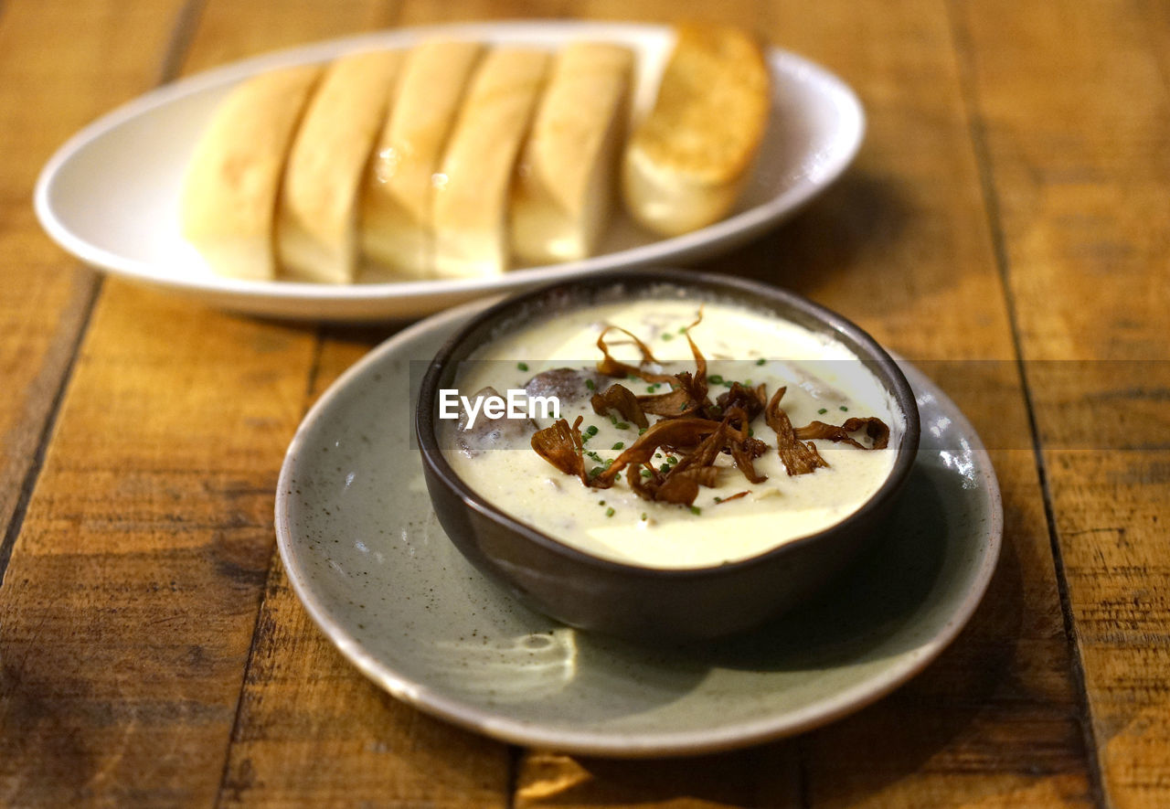 HIGH ANGLE VIEW OF NOODLES IN PLATE ON TABLE