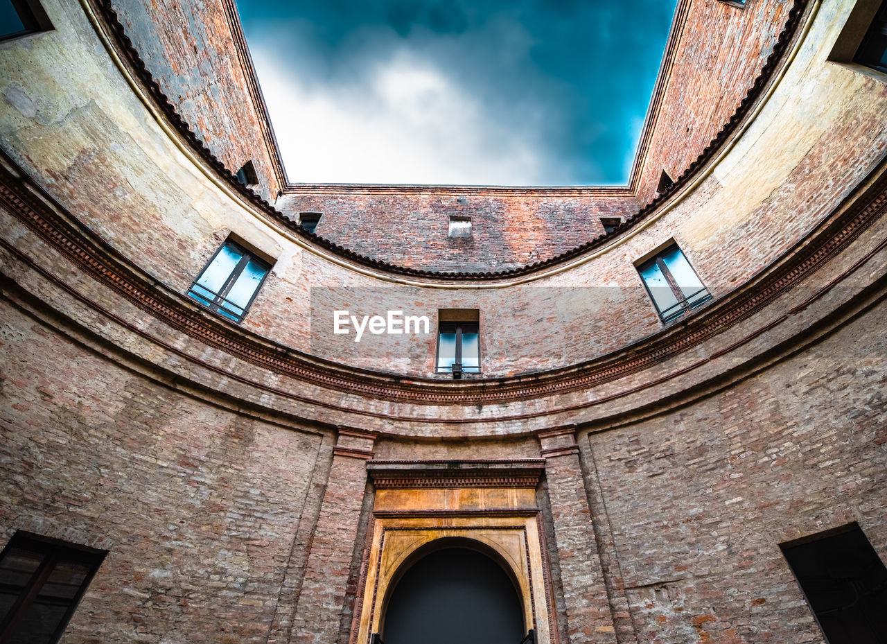 LOW ANGLE VIEW OF HISTORICAL BUILDING AGAINST SKY