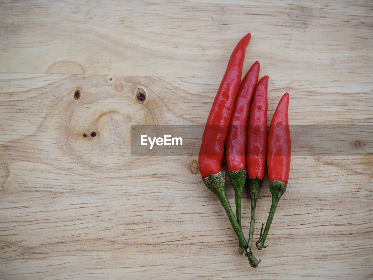 HIGH ANGLE VIEW OF CHILI PEPPERS ON TABLE