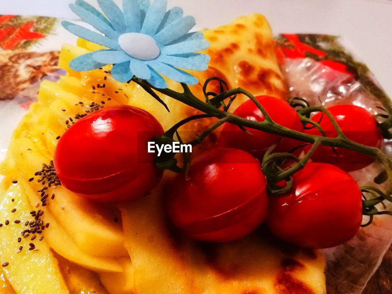 HIGH ANGLE VIEW OF CHERRIES IN CONTAINER