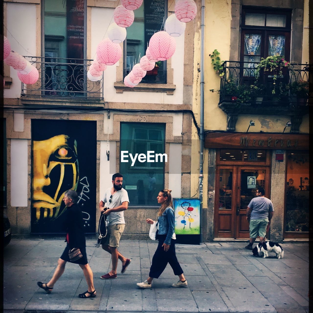 SIDE VIEW OF MAN WALKING ON STREET