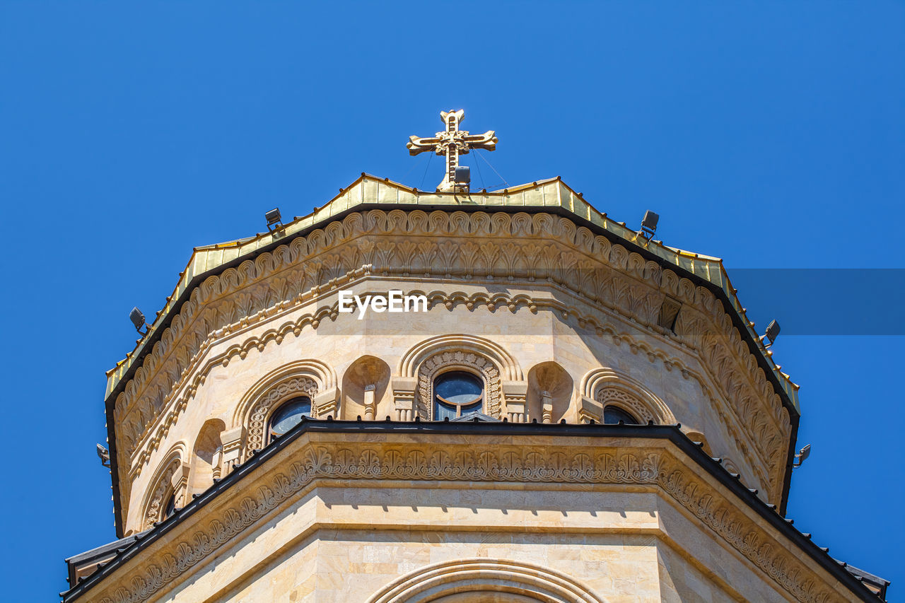 LOW ANGLE VIEW OF BUILDING AGAINST CLEAR SKY