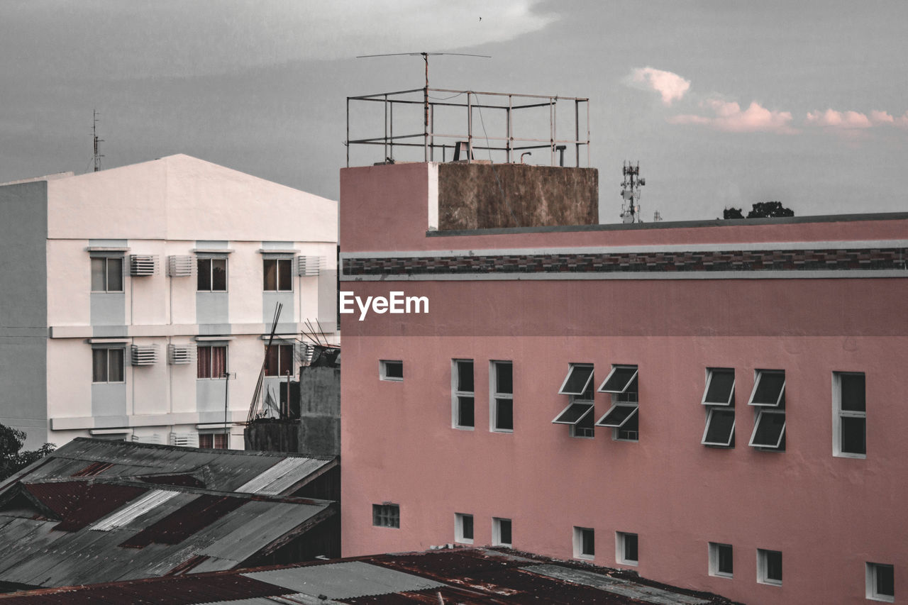 LOW ANGLE VIEW OF BUILDINGS AGAINST SKY