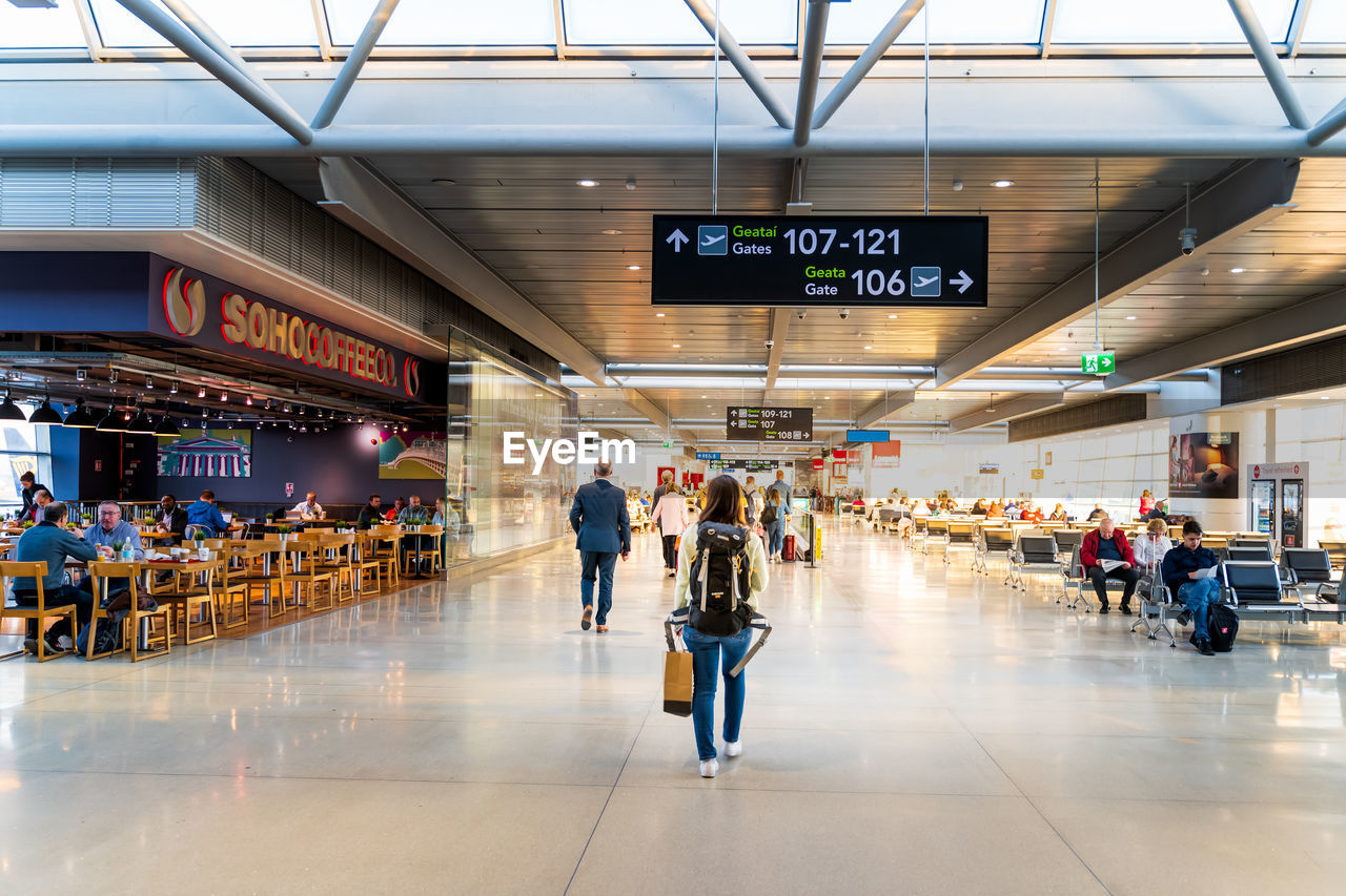 GROUP OF PEOPLE WALKING ON AIRPORT