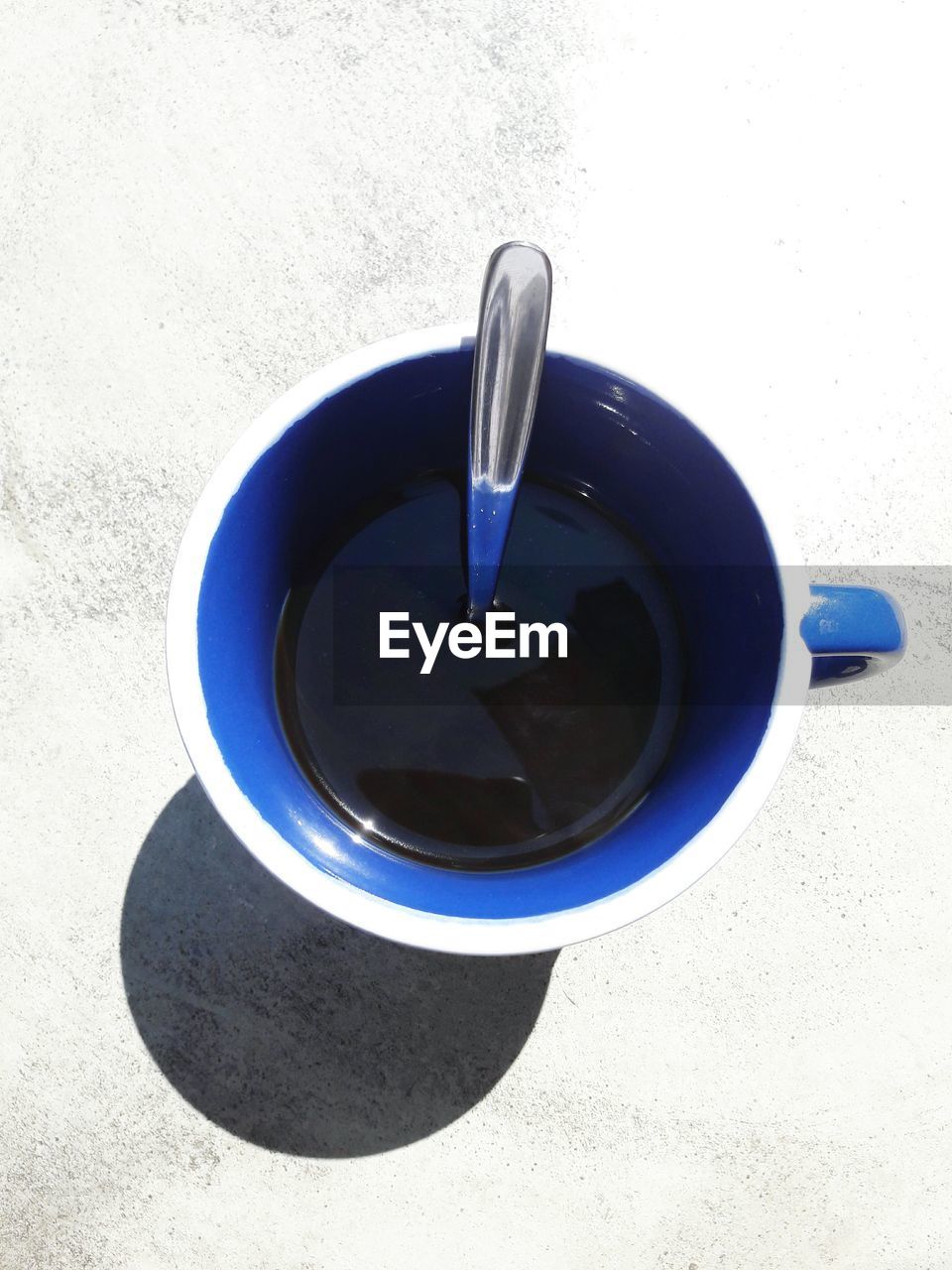 HIGH ANGLE VIEW OF COFFEE CUP WITH BLACK BACKGROUND