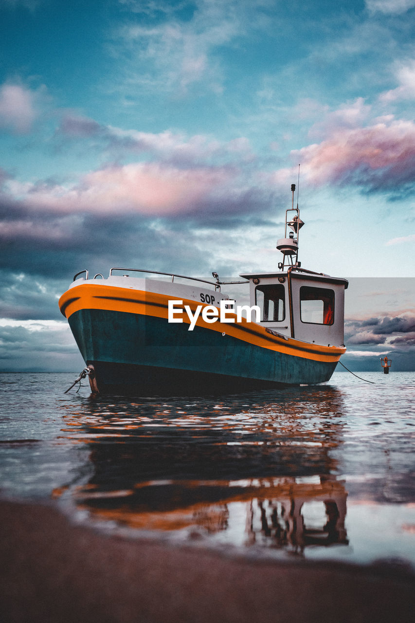 BOAT SAILING IN SEA