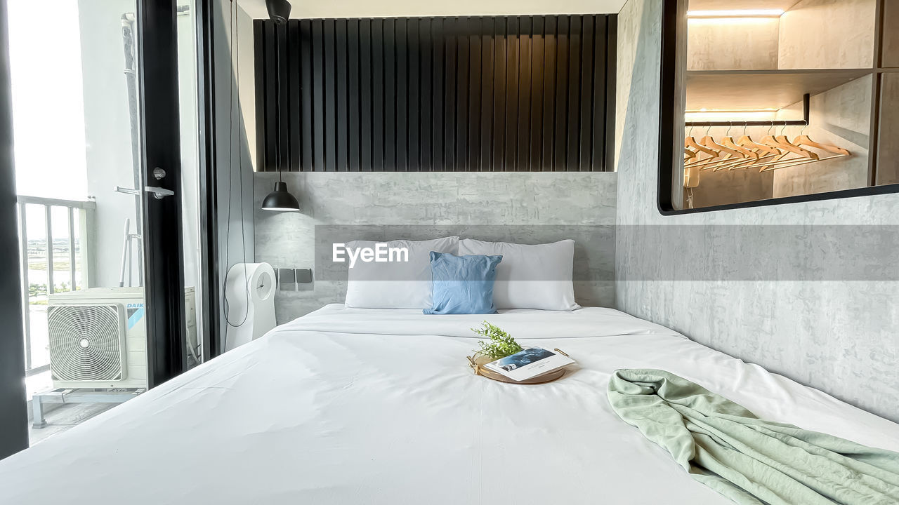domestic room, furniture, room, wealth, bed, indoors, luxury, home interior, bedroom, interior design, home showcase interior, home, lifestyles, suite, relaxation, no people, window, architecture, domestic life, hotel, hotel room, comfortable, luxury hotel, elegance, absence, pillow