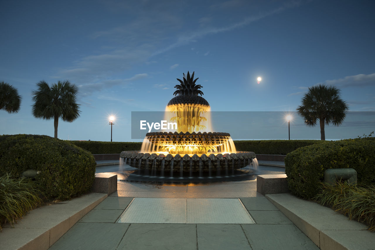 VIEW OF ILLUMINATED BUILDING AT NIGHT