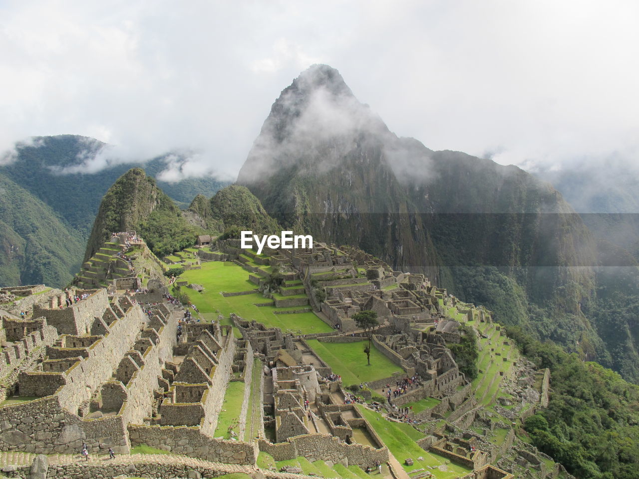 Magnificient view of machu picchu with some clouds above 