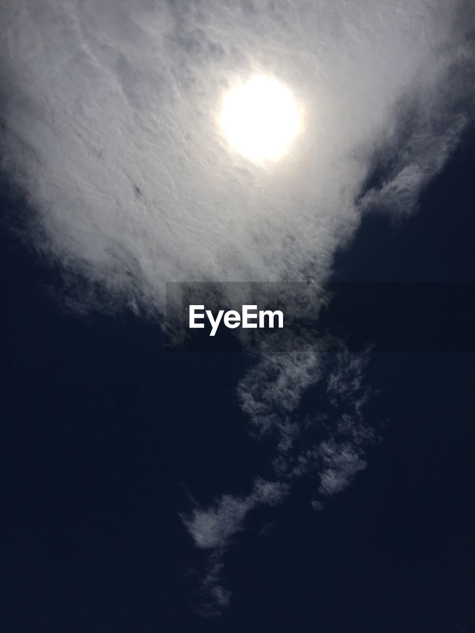 LOW ANGLE VIEW OF SUN SHINING IN SKY