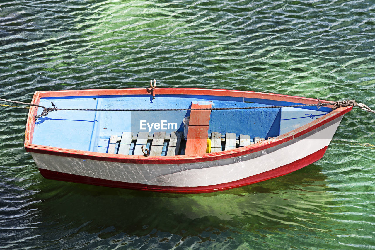 HIGH ANGLE VIEW OF FISHING BOAT IN LAKE