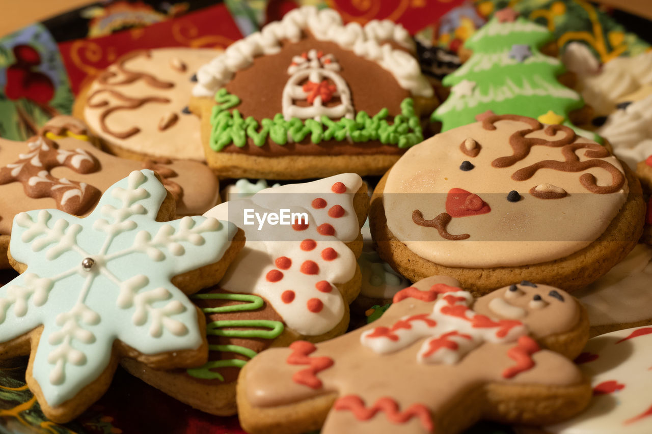 CLOSE-UP OF COOKIES