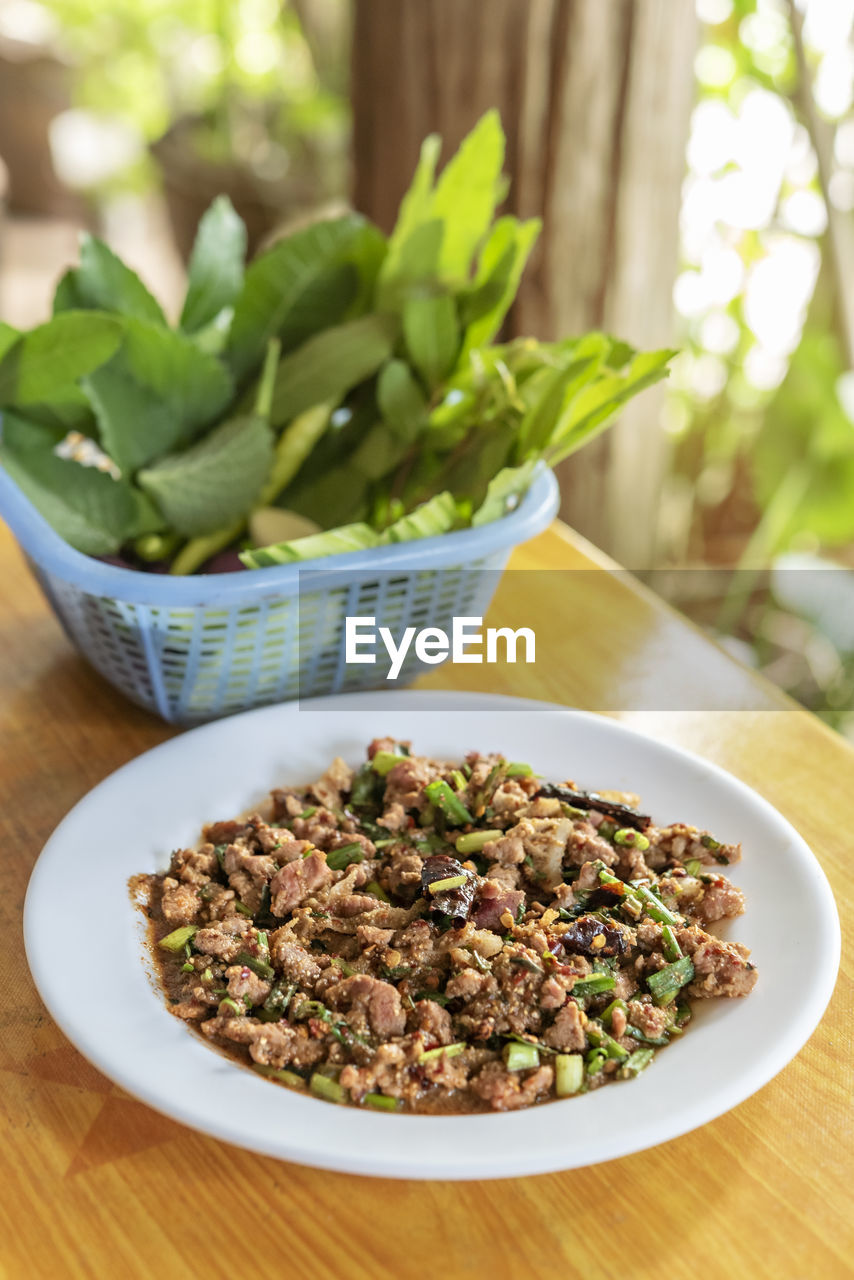 HIGH ANGLE VIEW OF MEAL SERVED IN BOWL